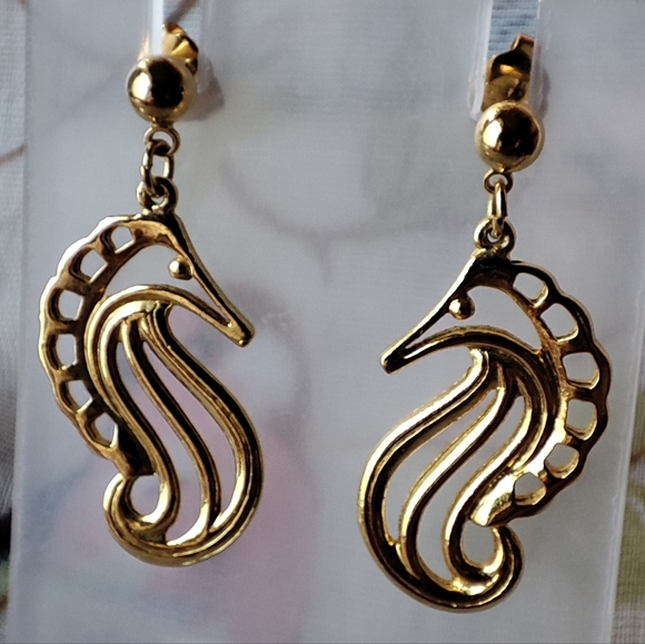 Gold Tone Seahorse Beachcore Jewelry Pierced Earrings Cruise Summer Vibes NEW - Picture 2 of 10